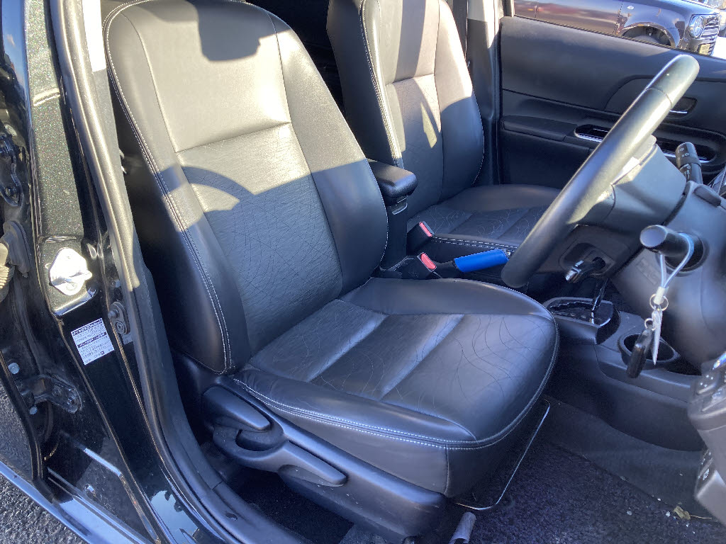 トヨタ アクア GﾌﾞﾗｯｸｿﾌﾄﾚｻﾞｰSLC