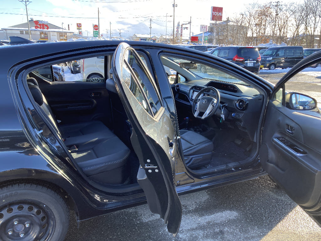 トヨタ アクア GﾌﾞﾗｯｸｿﾌﾄﾚｻﾞｰSLC