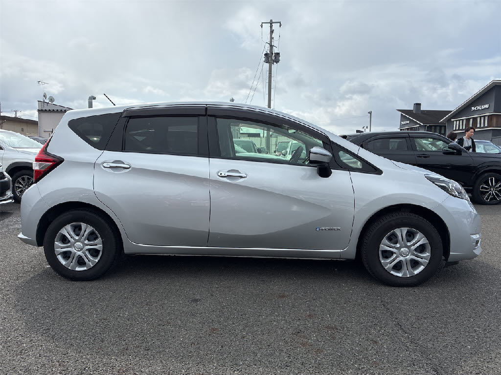 ニッサン ノート e-POWER B FOUR