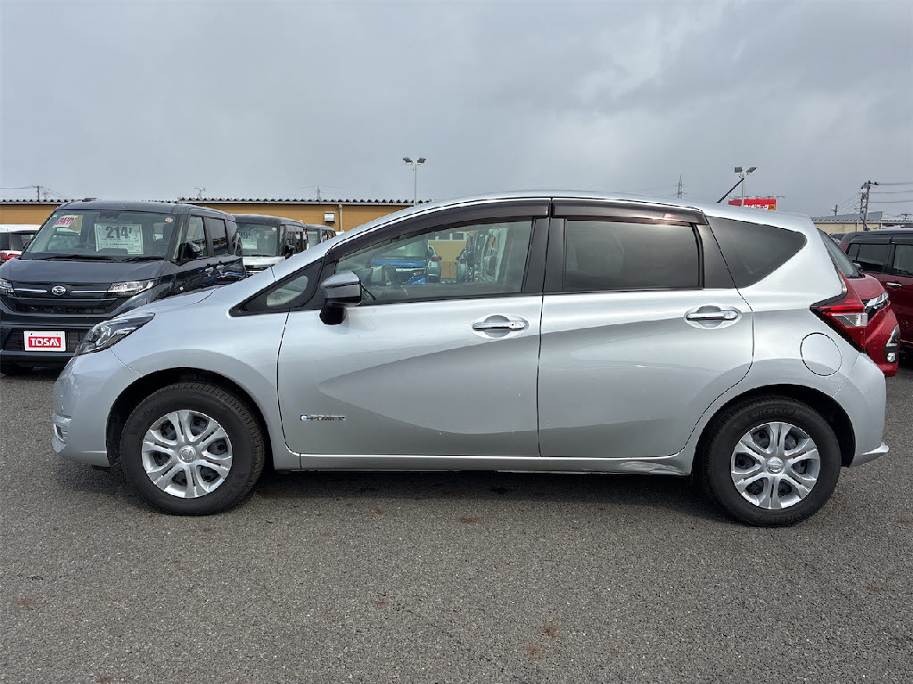 ニッサン ノート e-POWER B FOUR