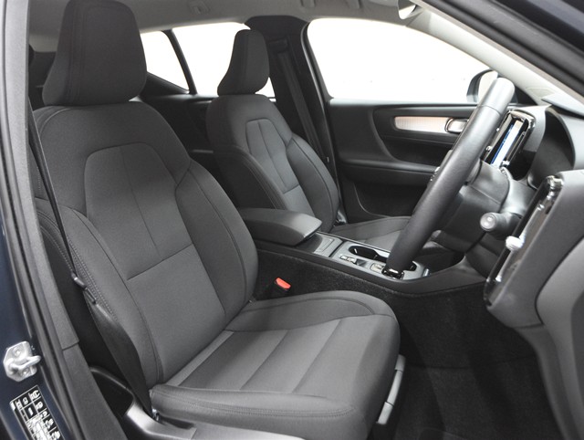 ボルボ ボルボ ＸＣ４０ B4 モメンタム