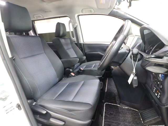 トヨタ ｳﾞｫｸｼｰﾊｲﾌﾞﾘｯﾄﾞ ＺＳ煌２