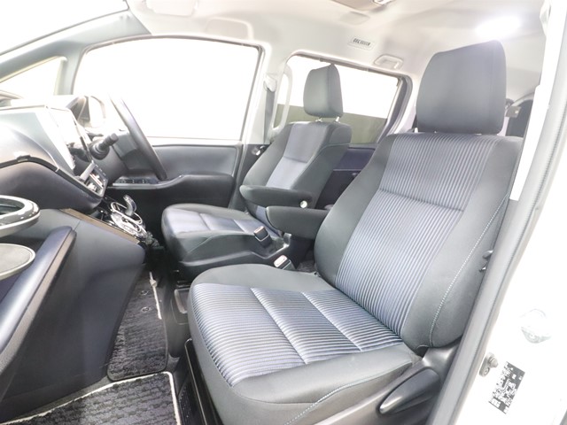 トヨタ ｳﾞｫｸｼｰﾊｲﾌﾞﾘｯﾄﾞ ＺＳ煌２