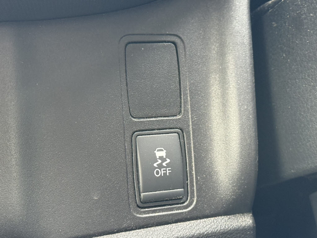 ニッサン セレナ 4WD B