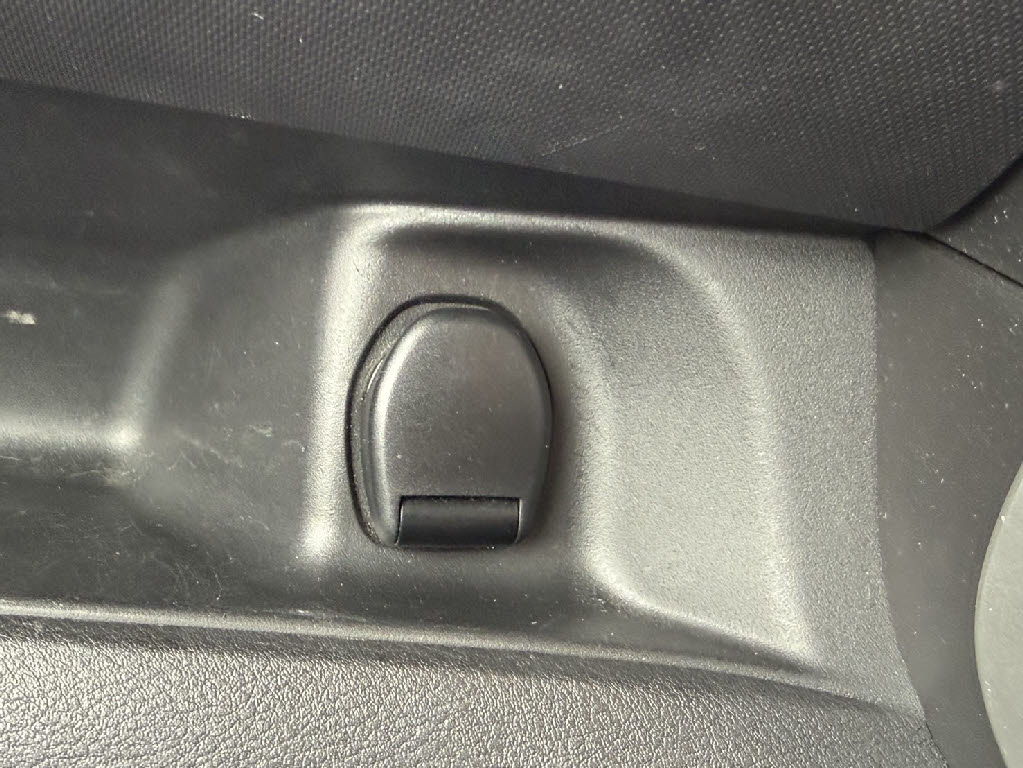 ニッサン セレナ 4WD B