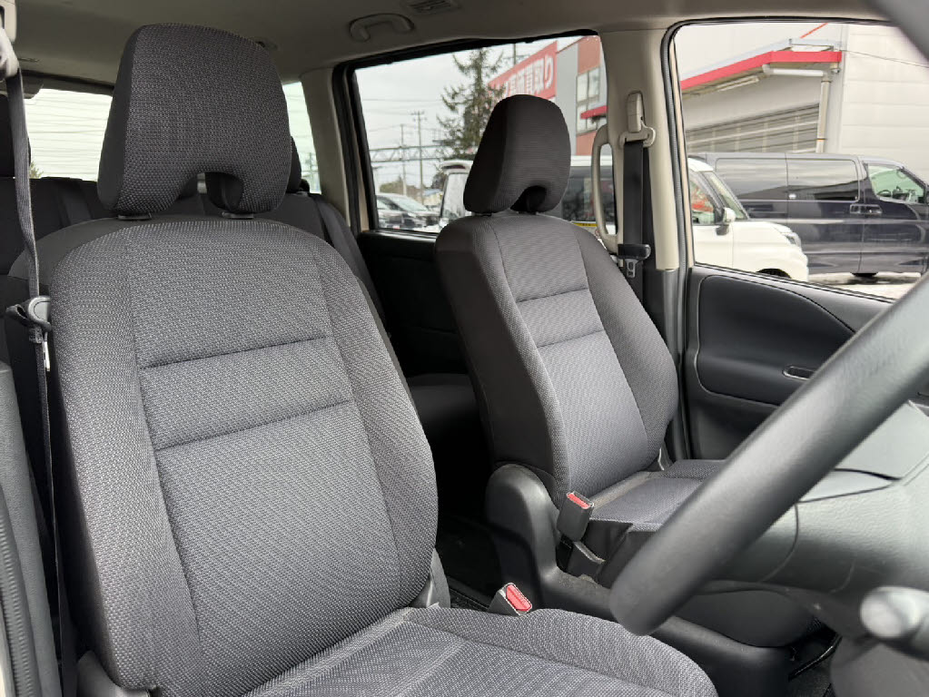 ニッサン セレナ 4WD B