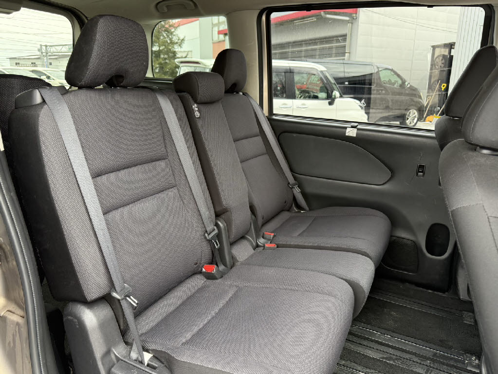 ニッサン セレナ 4WD B