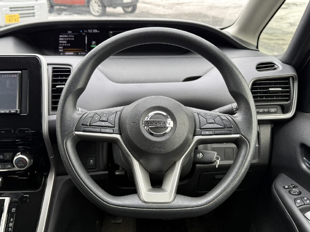 ニッサン セレナ 4WD B