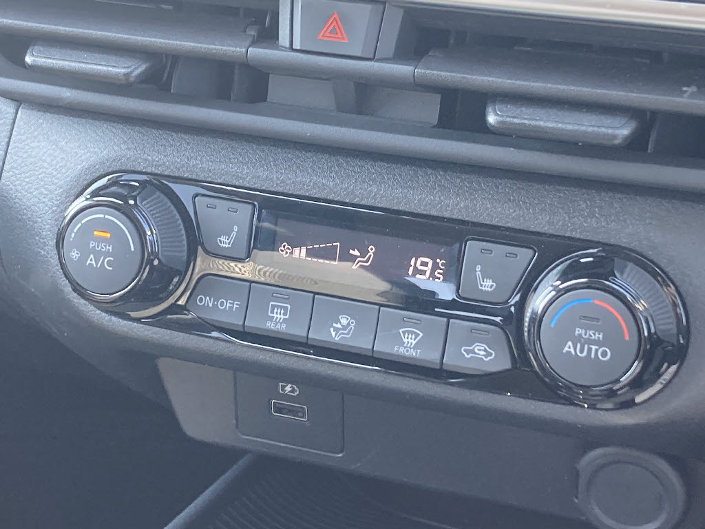 ニッサン ノート X FOUR 4WD