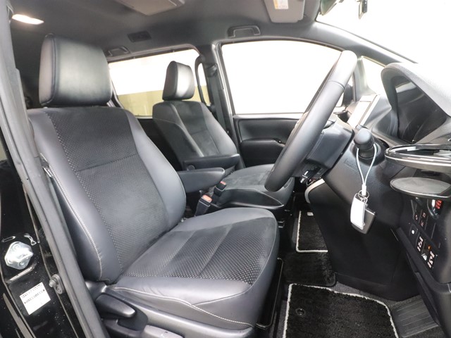 トヨタ ヴォクシー ＺＳ煌３