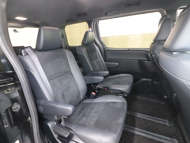 トヨタ ヴォクシー ＺＳ煌３