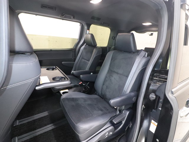 トヨタ ヴォクシー ＺＳ煌３