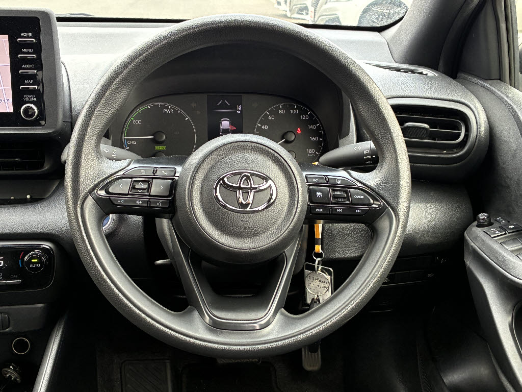 トヨタ ヤリス ハイブリッド X 4WD