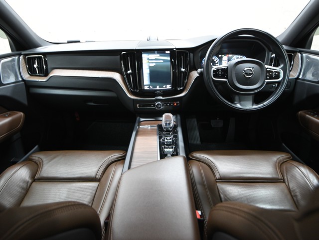 ボルボ ボルボ ＸＣ６０ B5　AWDｲﾝｽｸﾘﾌﾟｼｮﾝ