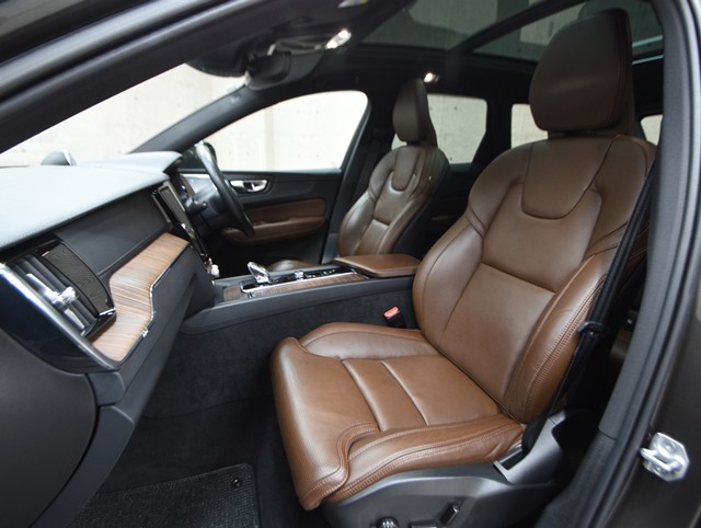 ボルボ ボルボ ＸＣ６０ B5　AWDｲﾝｽｸﾘﾌﾟｼｮﾝ