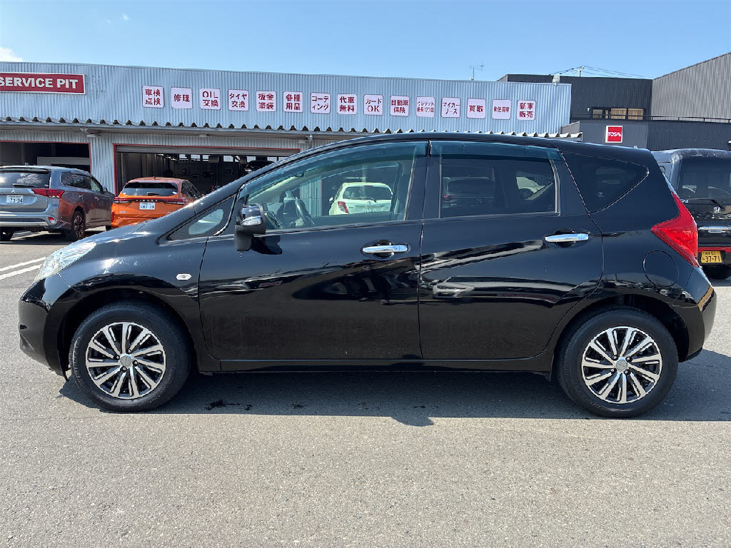 ニッサン ノート ｱｸｼｽ 4WD