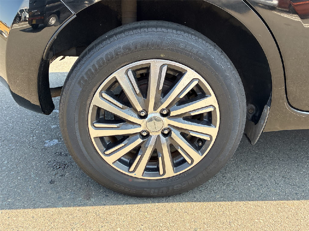 ニッサン ノート ｱｸｼｽ 4WD