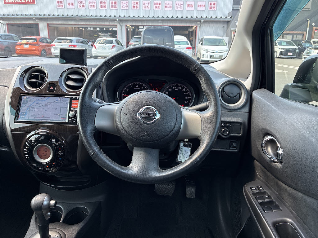 ニッサン ノート ｱｸｼｽ 4WD