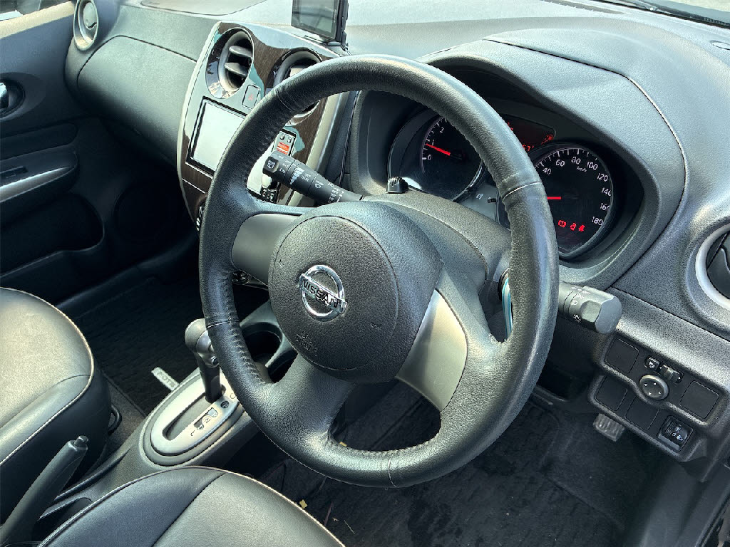 ニッサン ノート ｱｸｼｽ 4WD