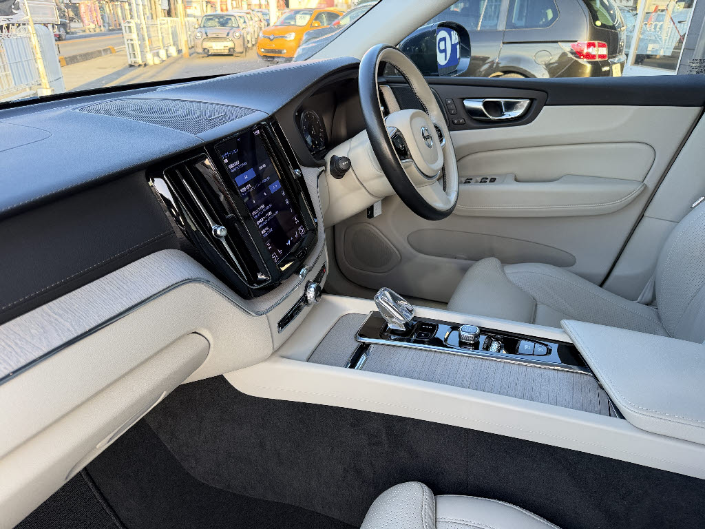 ボルボ ボルボ ＸＣ６０ B5 AWD ｲﾝｽｸﾘﾌﾟｼｮﾝ 4WD