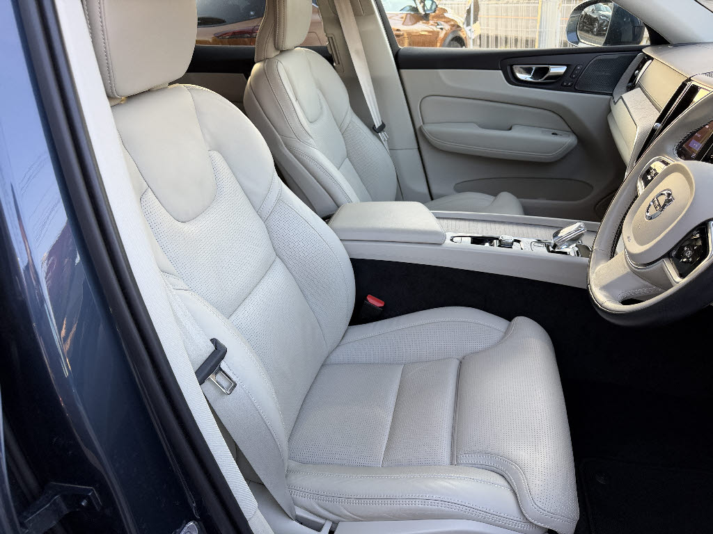 ボルボ ボルボ ＸＣ６０ B5 AWD ｲﾝｽｸﾘﾌﾟｼｮﾝ 4WD