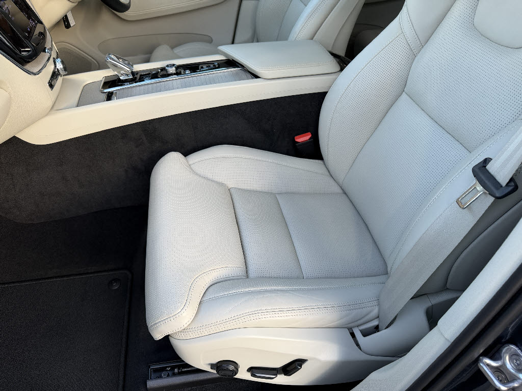 ボルボ ボルボ ＸＣ６０ B5 AWD ｲﾝｽｸﾘﾌﾟｼｮﾝ 4WD