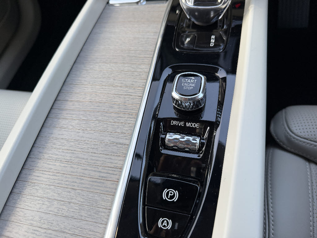 ボルボ ボルボ ＸＣ６０ B5 AWD ｲﾝｽｸﾘﾌﾟｼｮﾝ 4WD