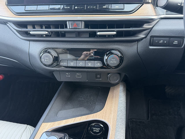 ニッサン オーラ Ｇレザーエディション