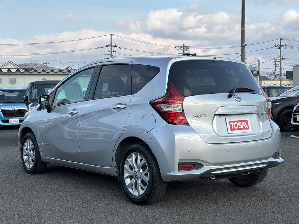 ニッサン ノート ｅパワーＸ ＦＯＵＲ