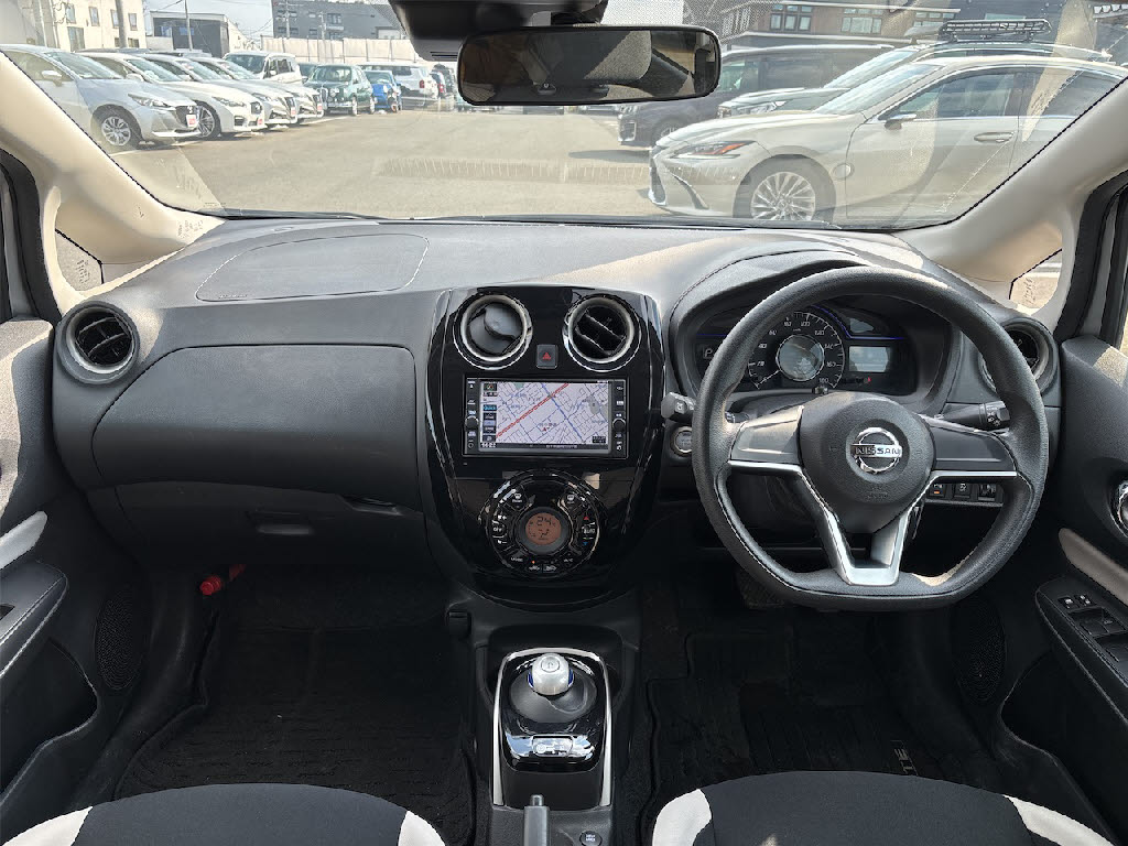 ニッサン ノート ｅパワーＸ ＦＯＵＲ