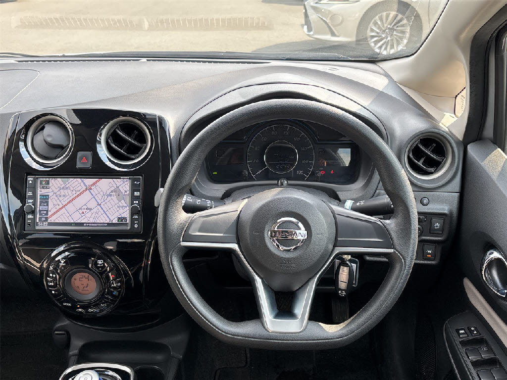 ニッサン ノート ｅパワーＸ ＦＯＵＲ