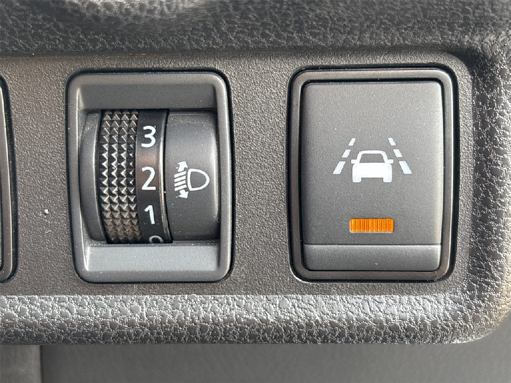 ニッサン ノート ｅパワーＸ ＦＯＵＲ