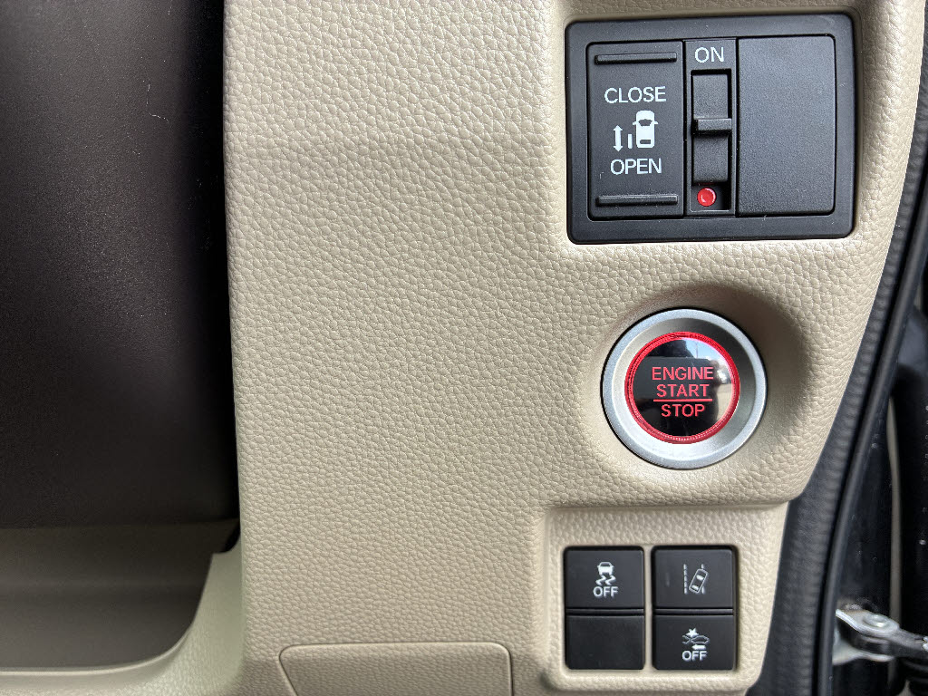 ホンダ Ｎ　ＢＯＸ G Lﾎﾝﾀﾞｾﾝｼﾝｸﾞ 4WD