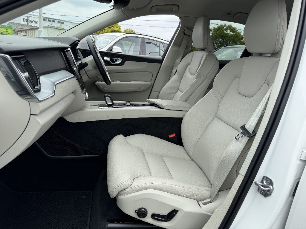 ボルボ ボルボ ＸＣ６０ B5 AWD ﾓｰﾒﾝﾀﾑ