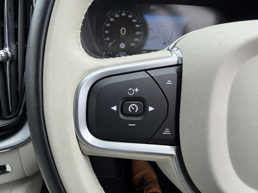 ボルボ ボルボ ＸＣ６０ B5 AWD ﾓｰﾒﾝﾀﾑ