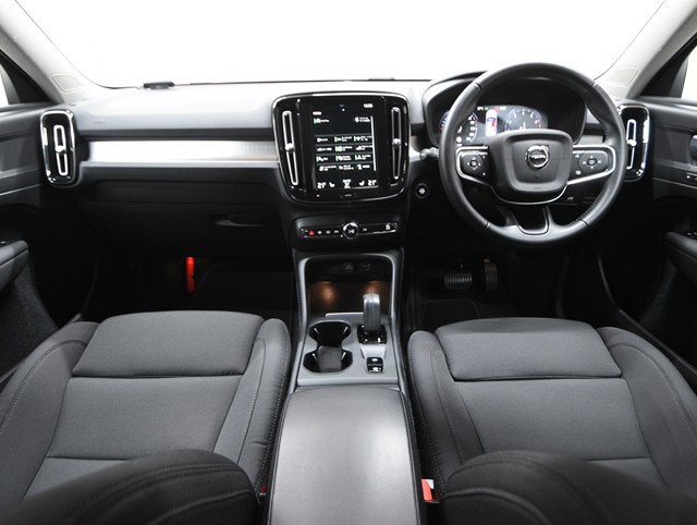 ボルボ ボルボ ＸＣ４０ Ｂ４ ＡＷＤ モーメンタム