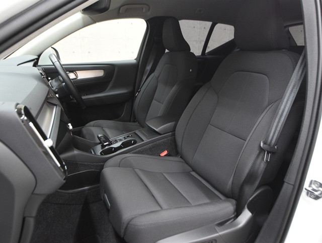 ボルボ ボルボ ＸＣ４０ Ｂ４ ＡＷＤ モーメンタム