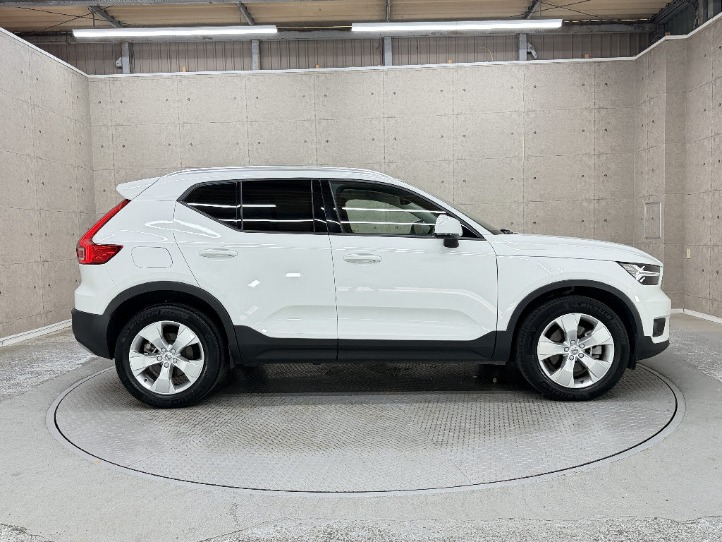 ボルボ ボルボ ＸＣ４０ Ｂ４ ＡＷＤ モーメンタム