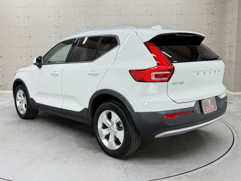 ボルボ ボルボ ＸＣ４０ Ｂ４ ＡＷＤ モーメンタム