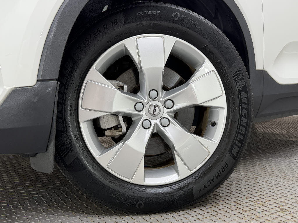 ボルボ ボルボ ＸＣ４０ Ｂ４ ＡＷＤ モーメンタム