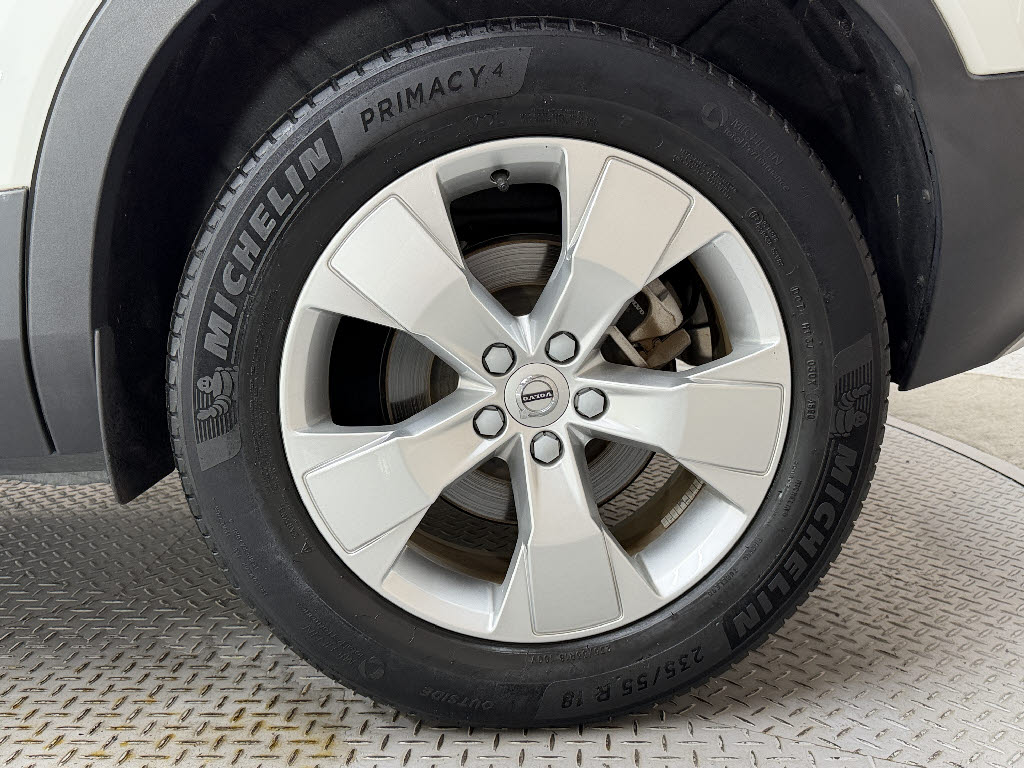 ボルボ ボルボ ＸＣ４０ Ｂ４ ＡＷＤ モーメンタム