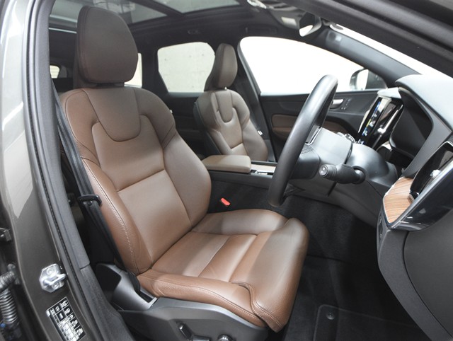 ボルボ ボルボ ＸＣ６０ B5 AWDﾓｰﾒﾝﾀﾑ 4WD