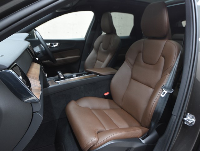 ボルボ ボルボ ＸＣ６０ B5 AWDﾓｰﾒﾝﾀﾑ 4WD