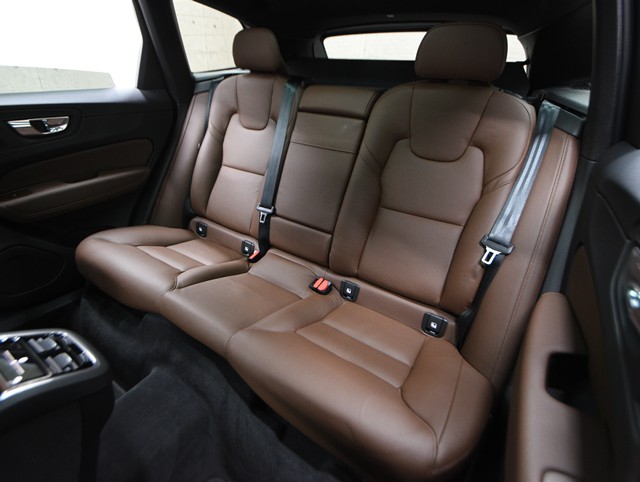 ボルボ ボルボ ＸＣ６０ B5 AWDﾓｰﾒﾝﾀﾑ 4WD