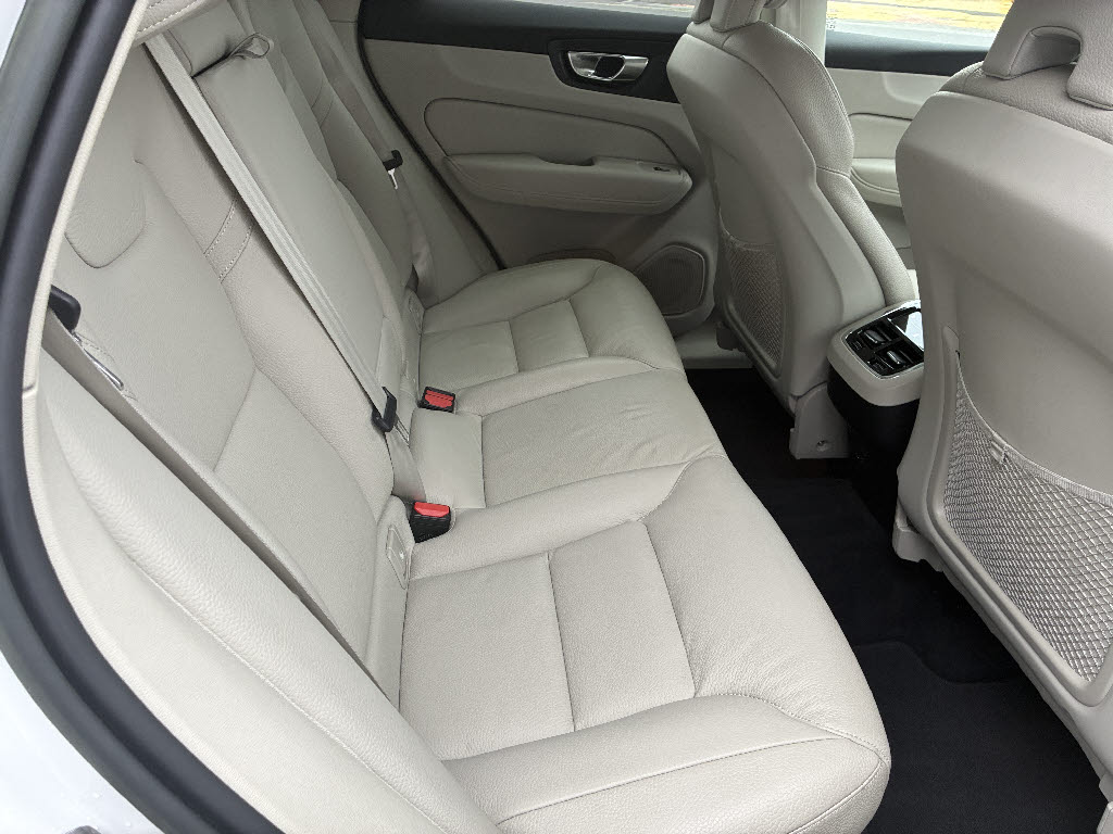 ボルボ ボルボ ＸＣ６０ B5 AWD ﾓｰﾒﾝﾀﾑ