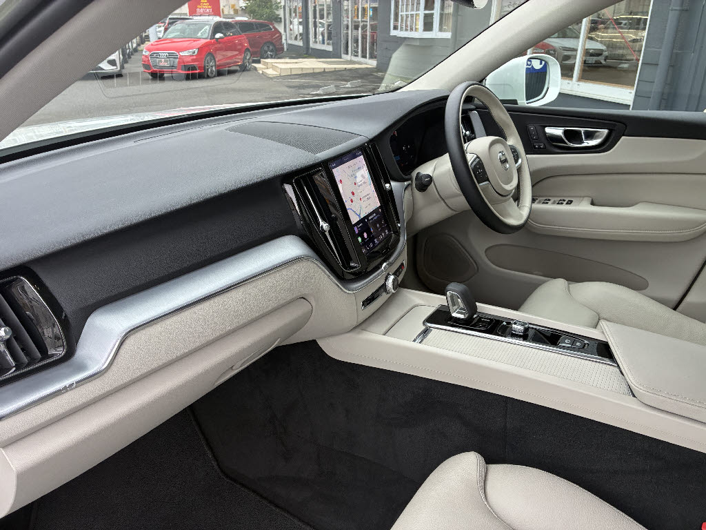 ボルボ ボルボ ＸＣ６０ B5 AWD ﾓｰﾒﾝﾀﾑ