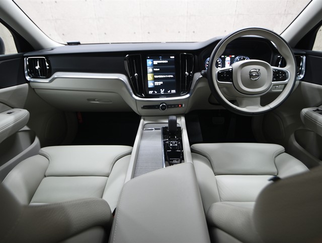 ボルボ ボルボ Ｖ６０ ｸﾛｽｶﾝﾄﾘｰB5 AWD