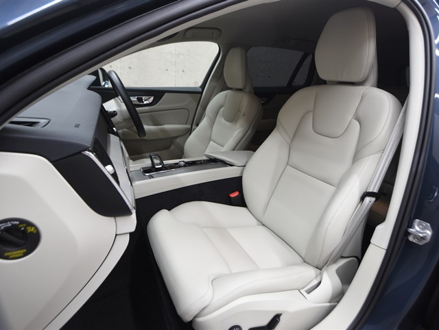 ボルボ ボルボ Ｖ６０ ｸﾛｽｶﾝﾄﾘｰB5 AWD