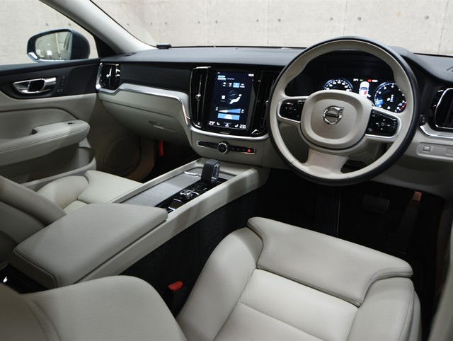 ボルボ ボルボ Ｖ６０ ｸﾛｽｶﾝﾄﾘｰB5 AWD