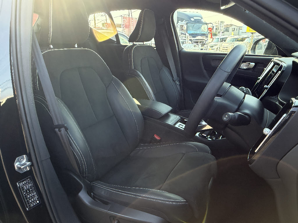 ボルボ ボルボ ＸＣ４０ Ｂ４ Ｒデザイン ＡＷＤ